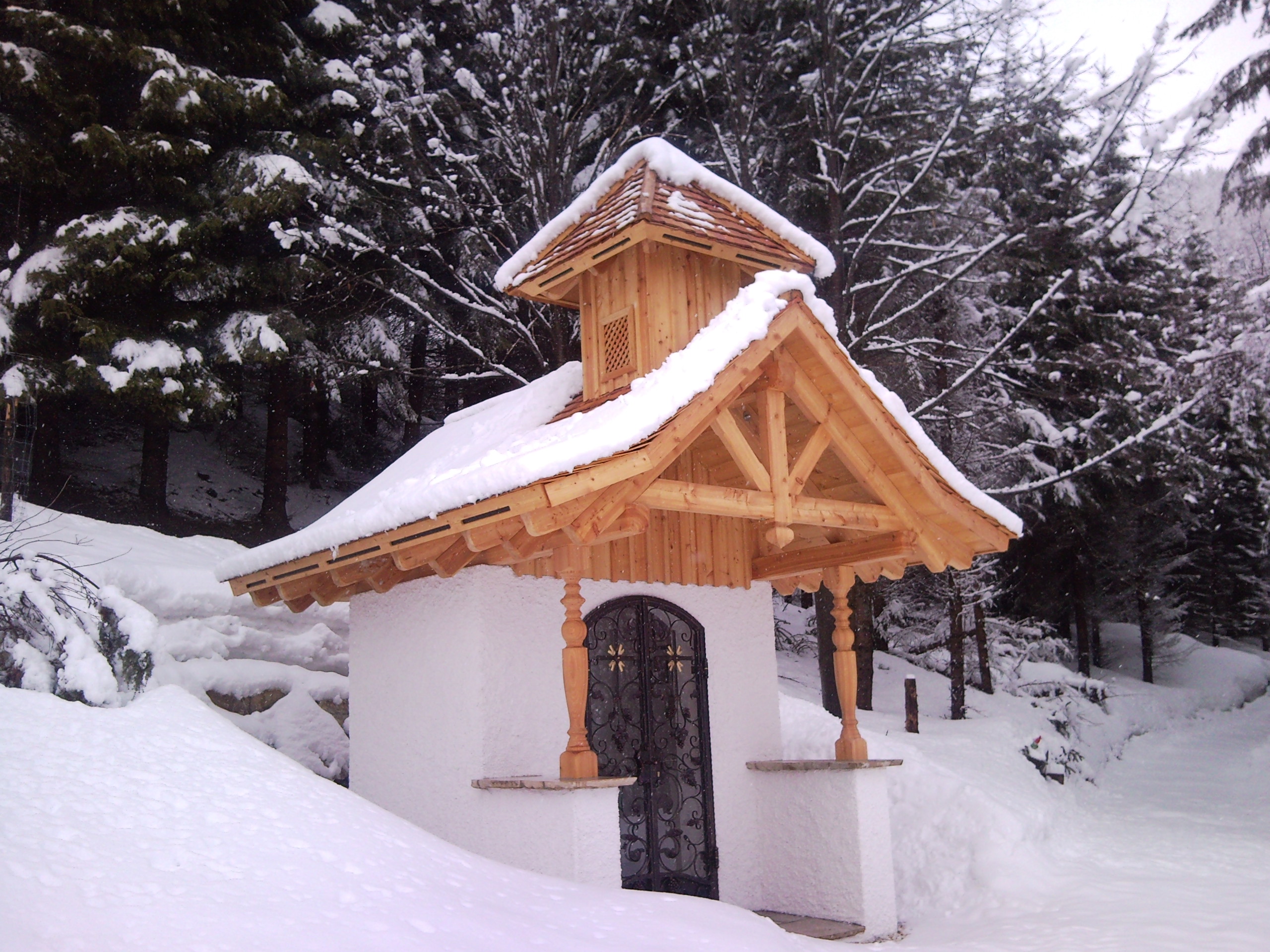 Eine zierliche Kapelle mit Holzüberdachung